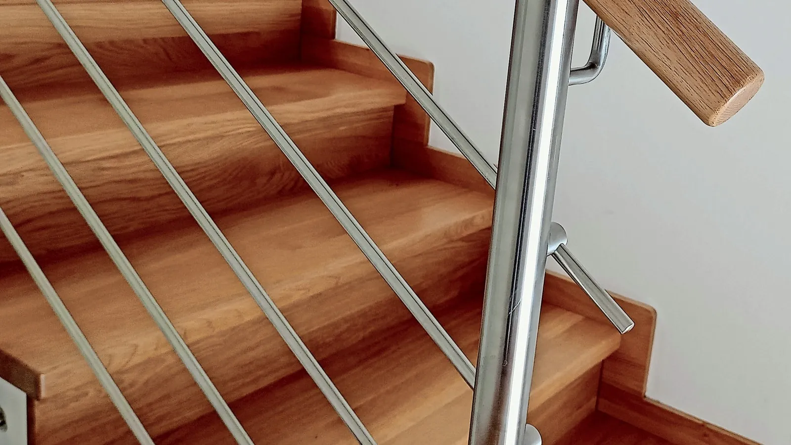 Comeback im Innenausbau: Eiche ist sowohl bei Treppen als auch als Material für Badezimmermöbel wieder im Kommen.